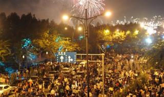 杭州烟花秀元宵夜璀璨绽放